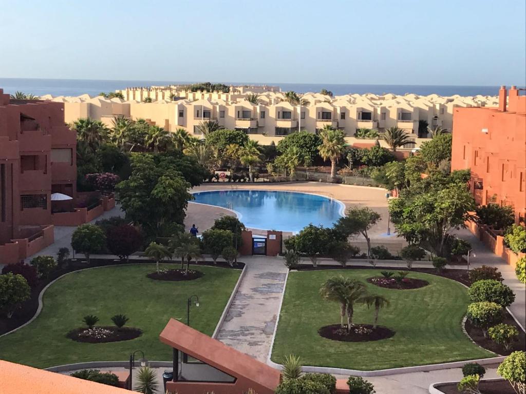 vista para o pátio de um resort com piscina em Ilusion II em La Tejita