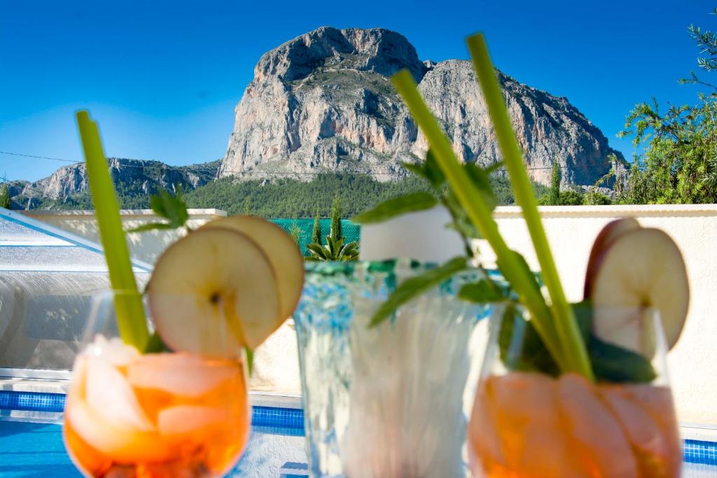 two vases filled with fruit and a mountain in the background at Apartamento Gloria in Polop