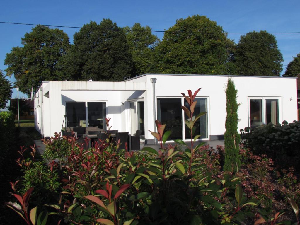 ein weißes Haus mit Pflanzen davor in der Unterkunft Villa Mosel in Morbach