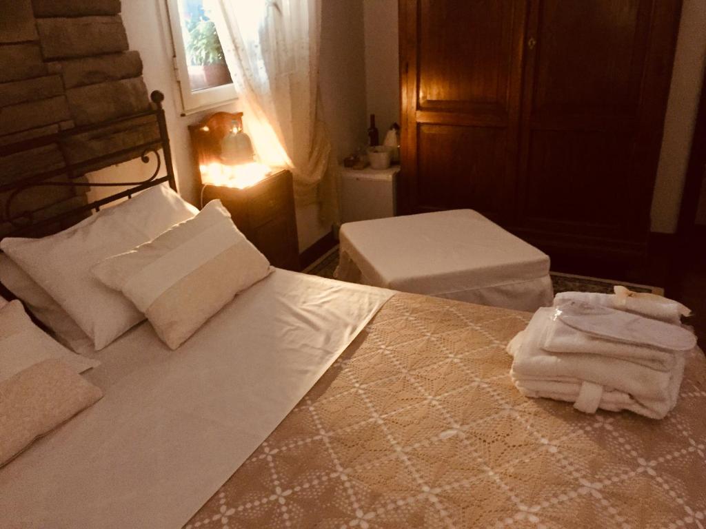 Кровать или кровати в номере Casa tipica siciliana patronale home BedandBreakfast TreMetriSoprailCielo Camere con vista, colazione interna in terrazzo panoramico