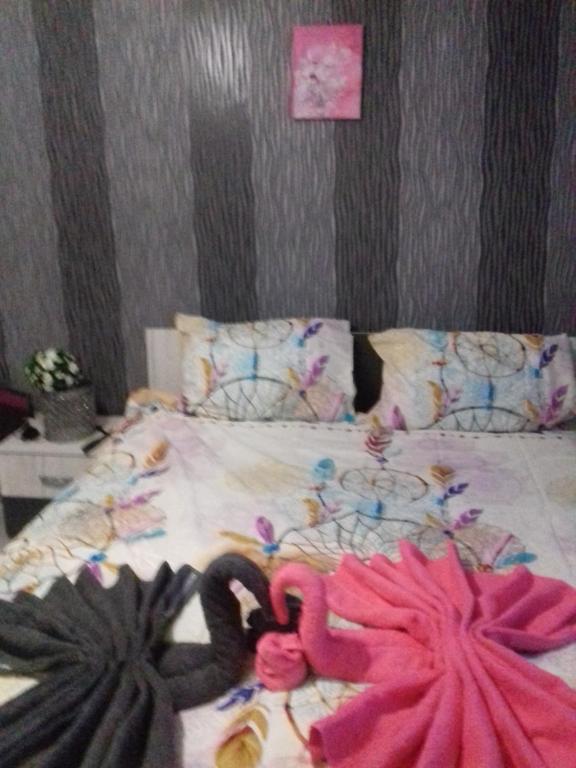 ein Bett mit zwei rosa Flamingos drauf in der Unterkunft MVK in Sofia