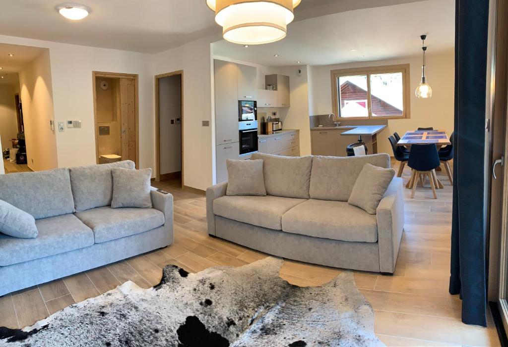 un salon avec deux canapés et une cuisine dans l'établissement PORTES DU PLENEY 201, à Morzine