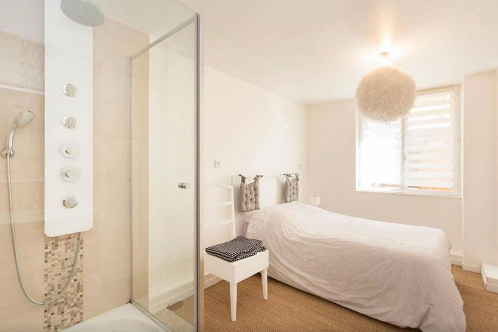 Postel nebo postele na pokoji v ubytování Petite Venise Grand Duplex Turenne Hyper Centre