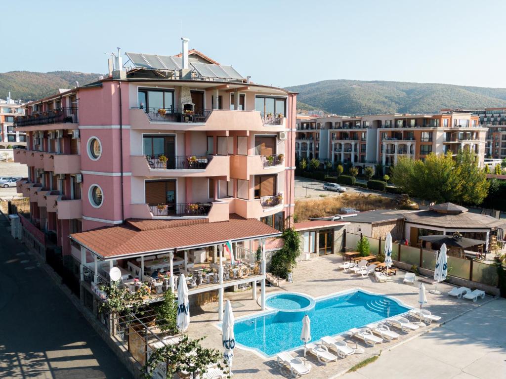  Elle offre une vue aérienne sur un hôtel doté d'une piscine. dans l'établissement Hotel Fantasy Beach, à Sveti Vlas