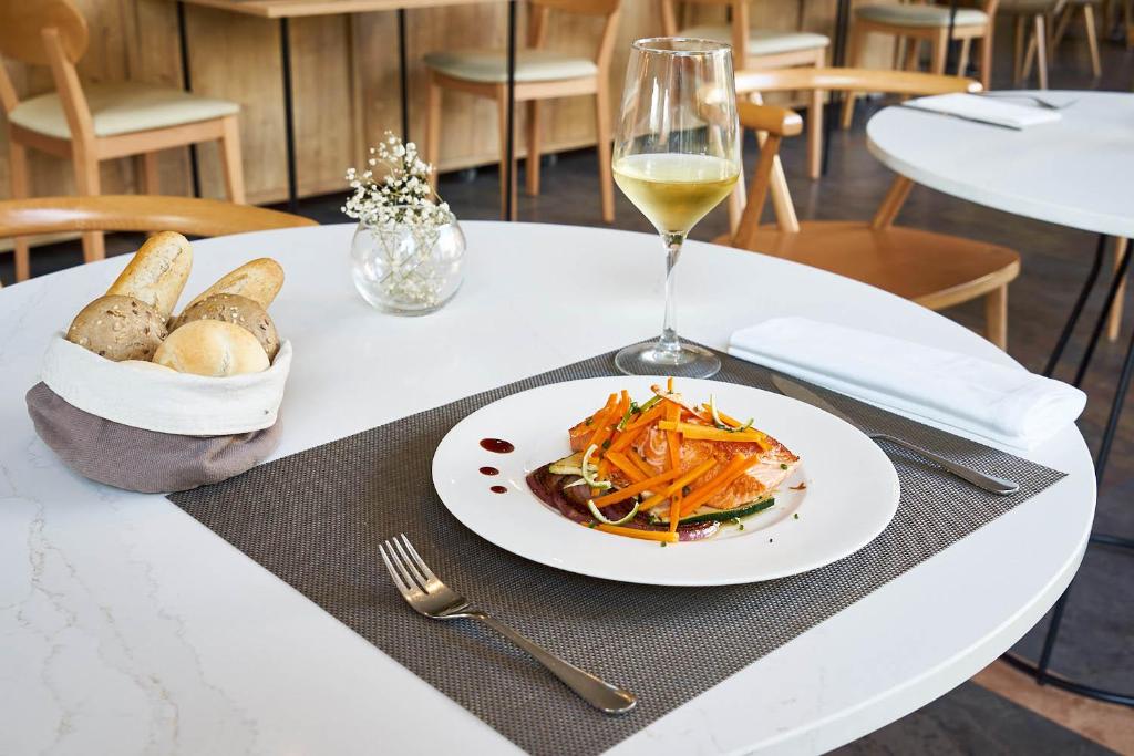 Comida en o cerca de este hotel