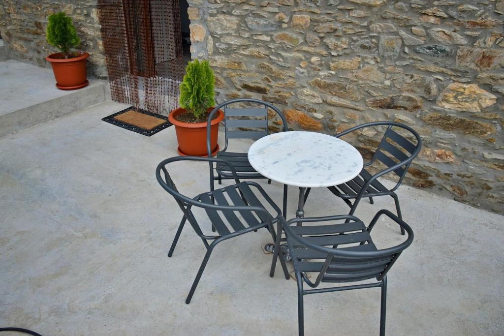 Patio nebo venkovní prostory v ubytování Traditional Stone Villa "To Petrino"