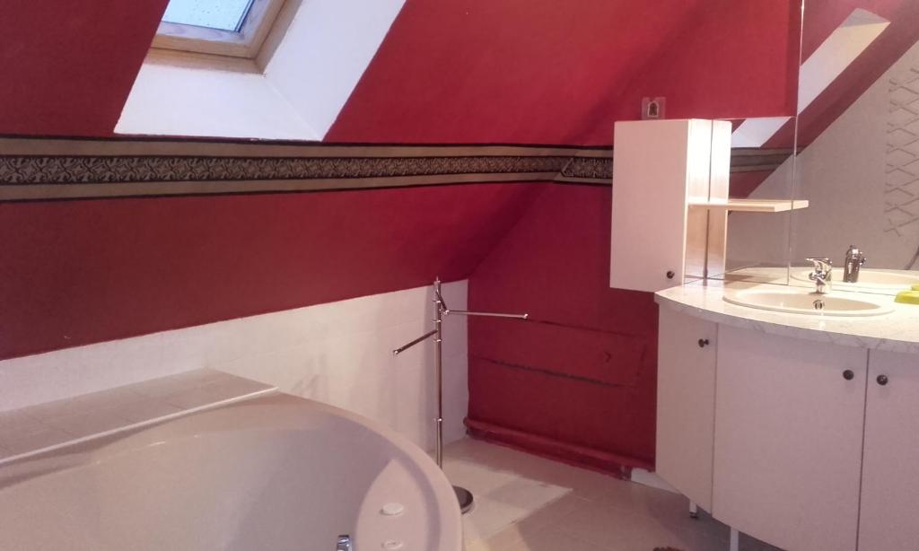 ein Badezimmer mit einem weißen WC und einem Waschbecken in der Unterkunft CHEZ MARLYSE in Blois
