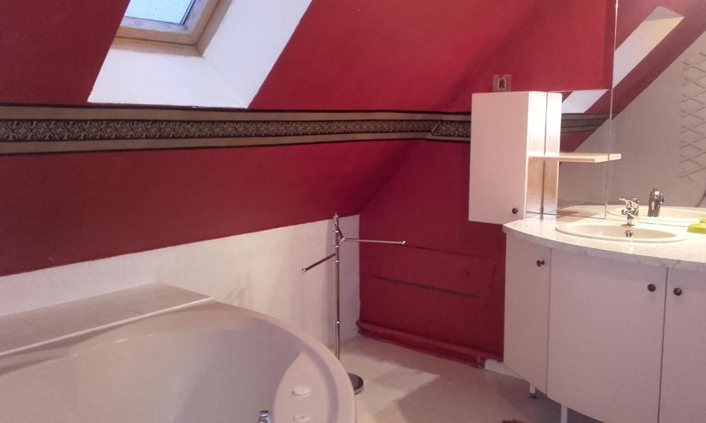 een badkamer met een wit toilet en een wastafel bij CHEZ MARLYSE in Blois