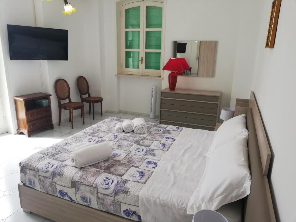 um quarto com uma cama grande num quarto em Villa Parisi em Santo Spirito