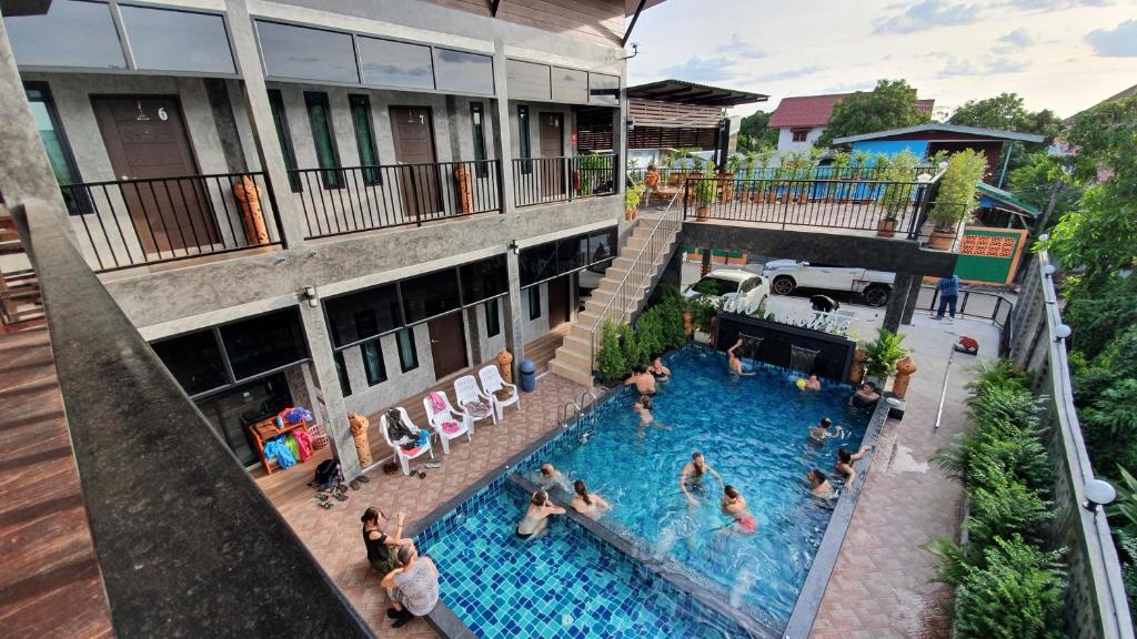 Bazén v ubytování The Nature Resort Sukhothai nebo v jeho okolí