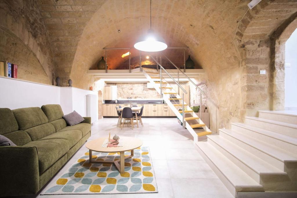 een woonkamer met een bank en een tafel bij Casa petra in Bari