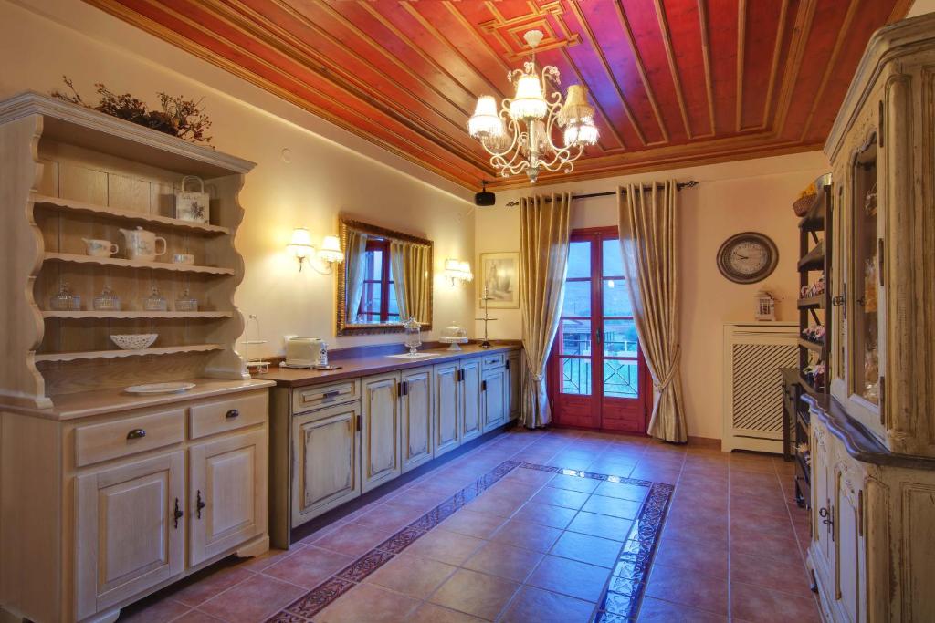 Kuchyň nebo kuchyňský kout v ubytování Xani Hotel