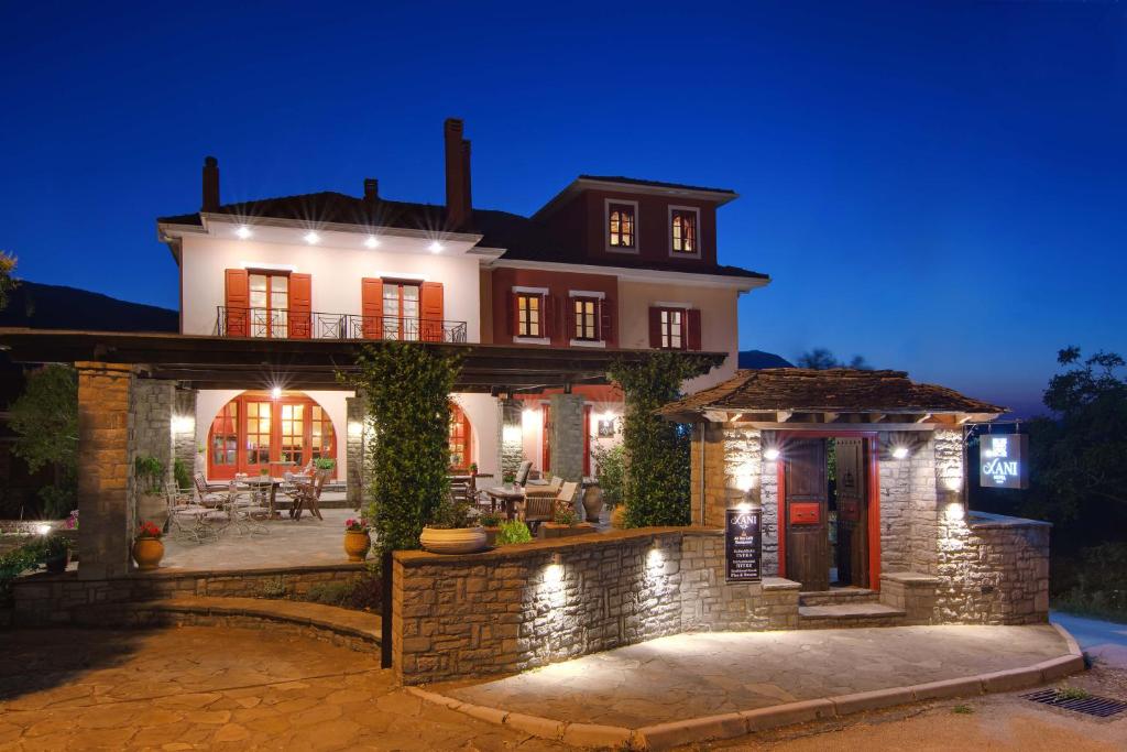 uma casa com uma fachada de pedra à noite em Xani Hotel em Kleidonia