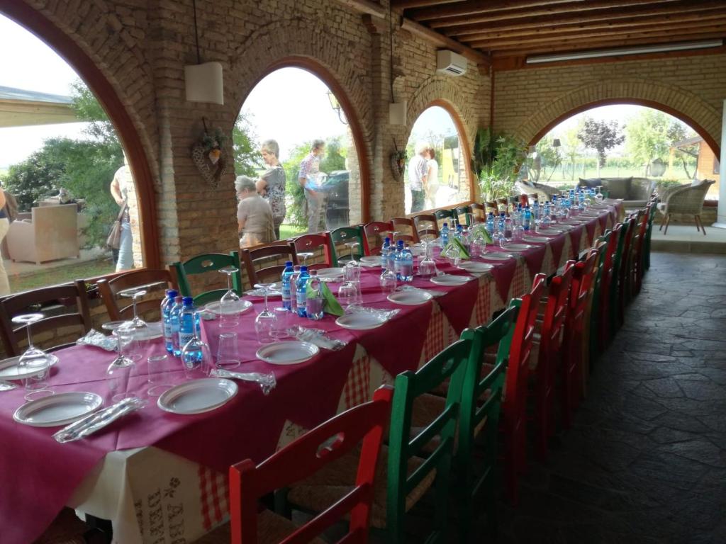 Reštaurácia alebo iné gastronomické zariadenie v ubytovaní Agriturismo Isola Augusta