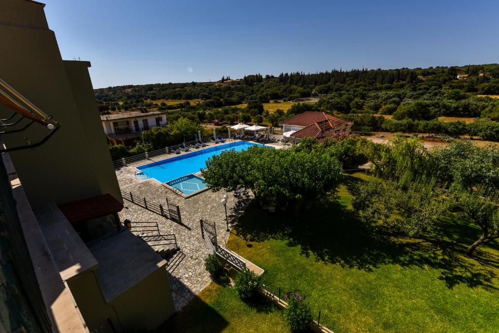 Bazén v ubytování Ionis Hotel nebo v jeho okolí