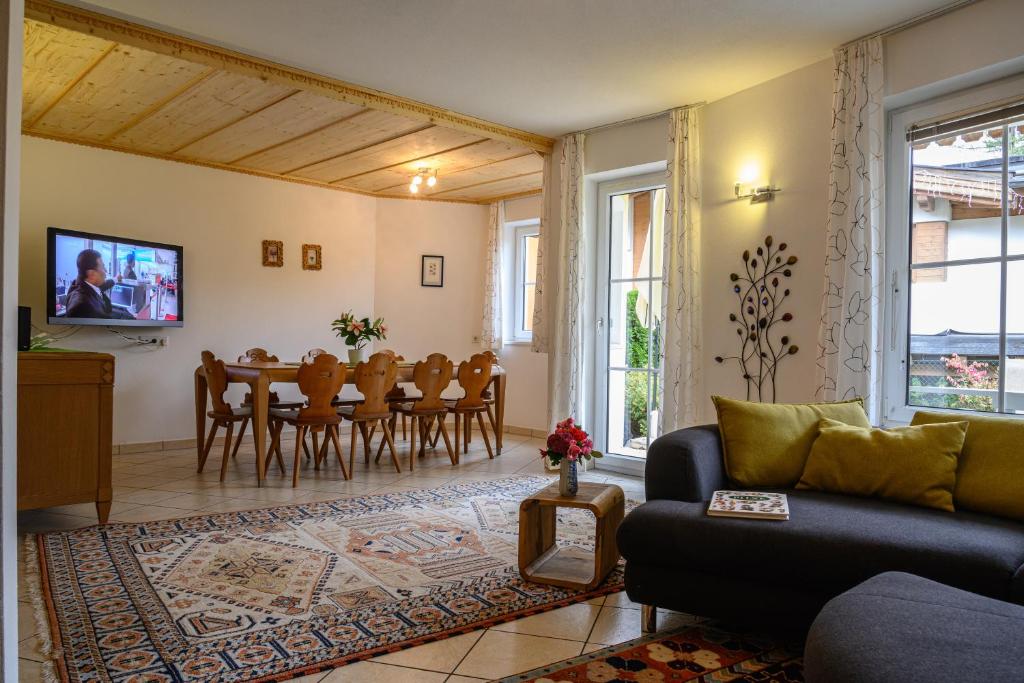 sala de estar con sofá y comedor en Haus Elisengrund, en Seefeld in Tirol