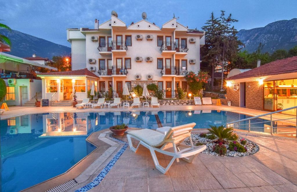 um hotel com piscina em frente a um edifício em Olympos Hotel - Adults Only em Ovacık