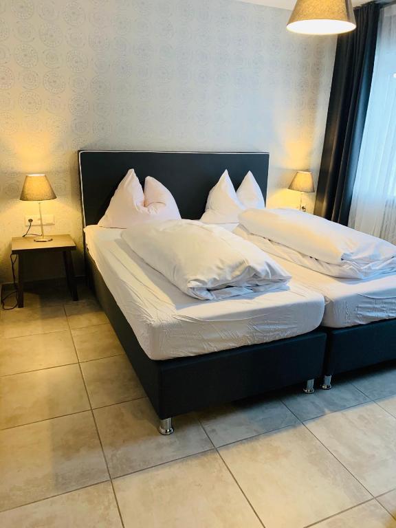 Postel nebo postele na pokoji v ubytování Akropolis Hotel