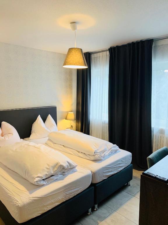 Postel nebo postele na pokoji v ubytování Akropolis Hotel