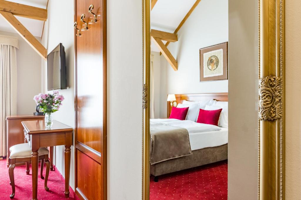 Postel nebo postele na pokoji v ubytování Hotel Caruso Old Town