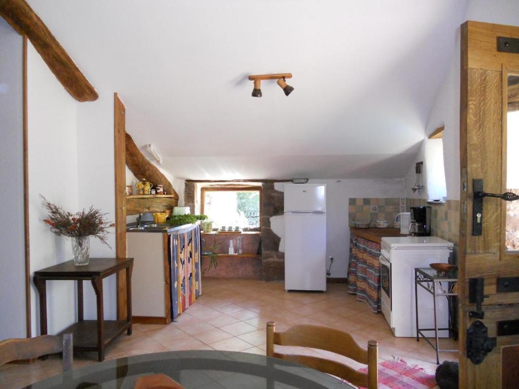 Kuchyň nebo kuchyňský kout v ubytování Gîte des Monts