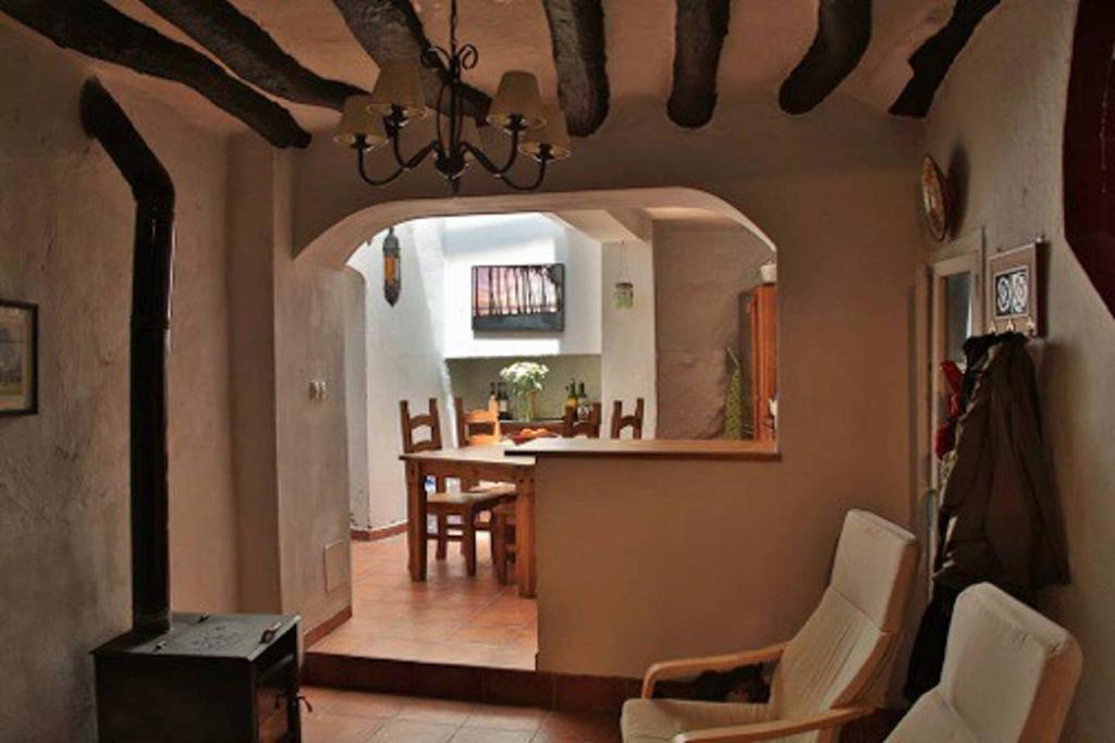 cocina y comedor con mesa y sillas en Casa Amado, en Olvera