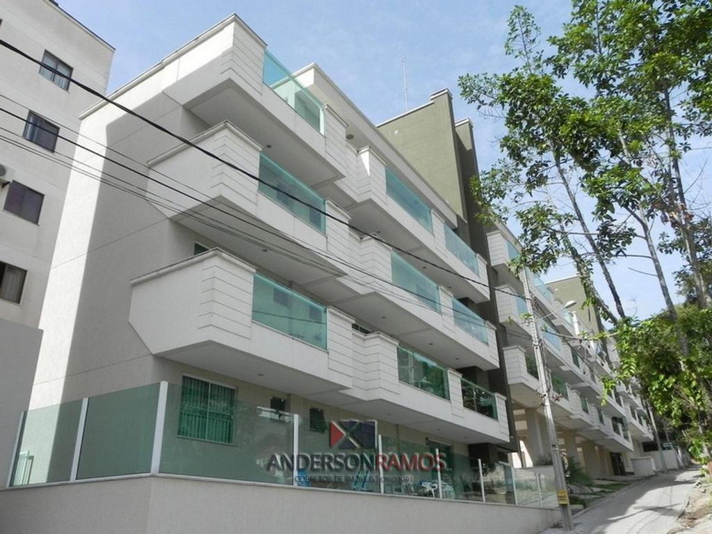un edificio blanco con un cartel. en 1028 - Bombinhas para aluguel de temporada - Residencial Areia Branca 201, en Bombinhas