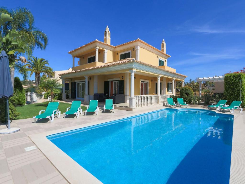 een villa met een zwembad voor een huis bij Luxury Holiday Villa Alegria Galé Beach, Albufeira in Albufeira