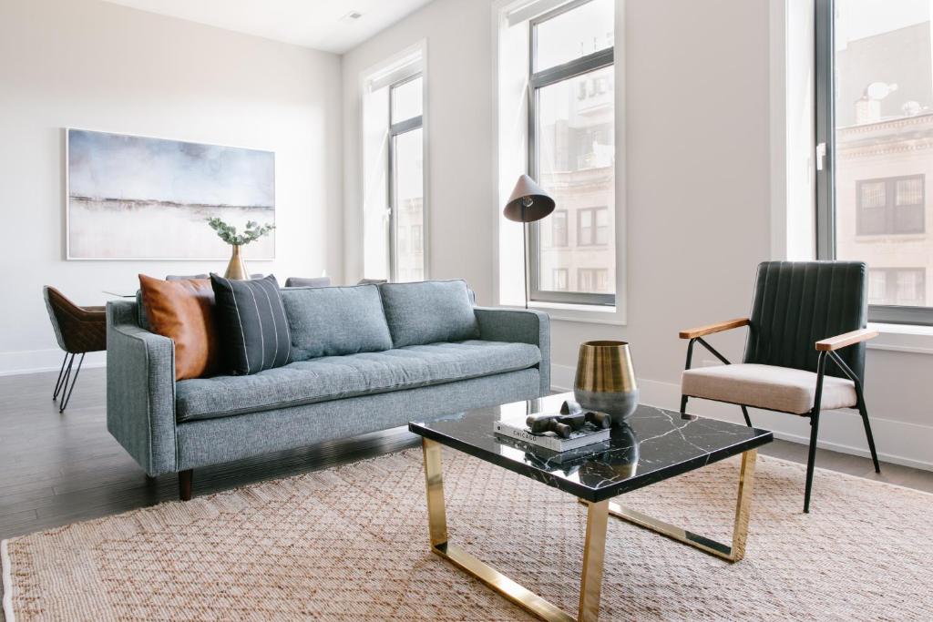 un soggiorno con divano blu e tavolino da caffè di Sonder Greektown a Chicago