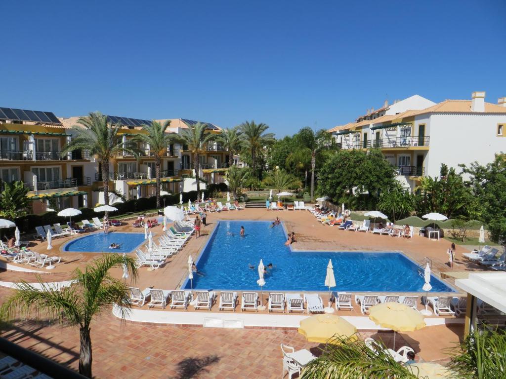 Blick auf den Pool in einem Resort in der Unterkunft Casa Morgado in Tavira