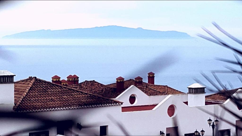 a view of the roofs of houses and the water at Apartamento Casa Francis in Breña Baja