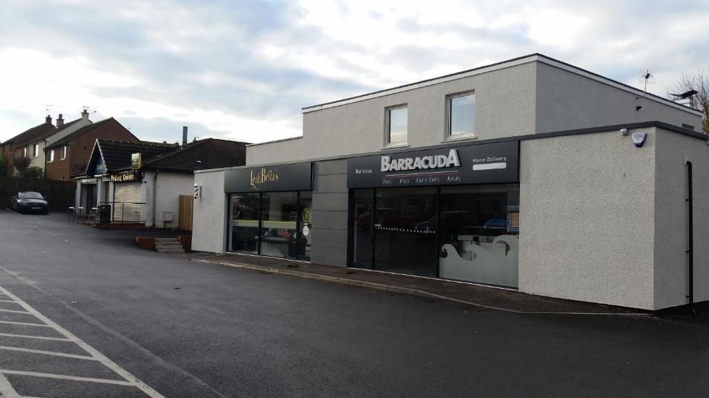 una tienda al lado de una calle en Newtown Apartments en Boʼness