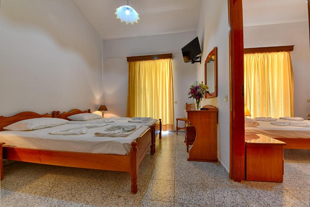 Postel nebo postele na pokoji v ubytování Ionis Hotel