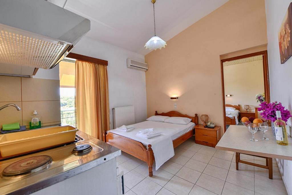 Postel nebo postele na pokoji v ubytování Ionis Hotel