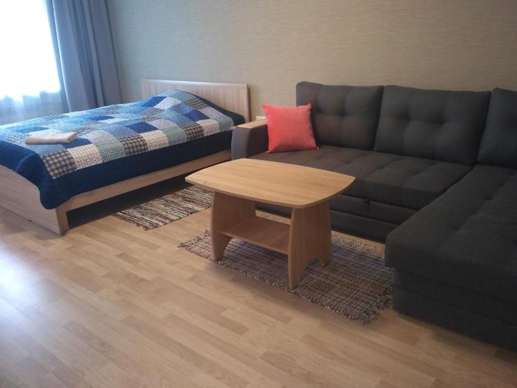 uma sala de estar com um sofá e uma mesa em Piramida Apartments em Narva