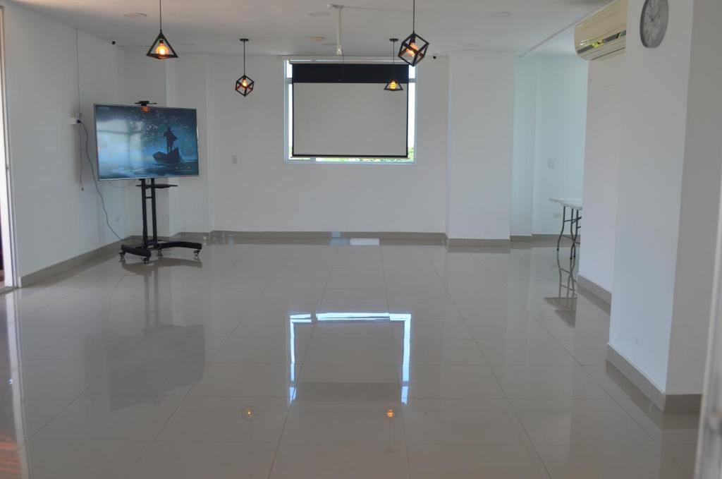 TV a/nebo společenská místnost v ubytování Hotel Ucla Center