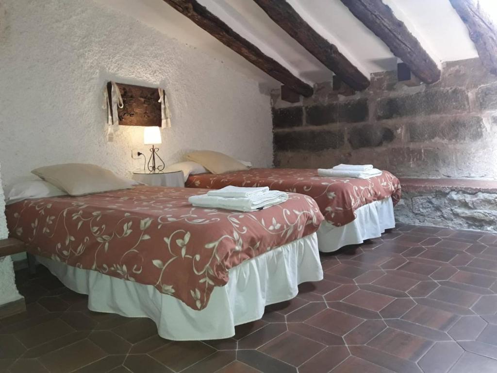 En eller flere senge i et værelse på Lo Cremallé