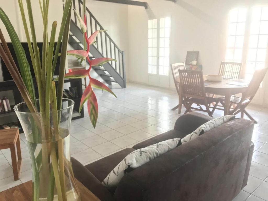 a living room with a couch and a table at appart coeur de rhum in Pointe-à-Pitre