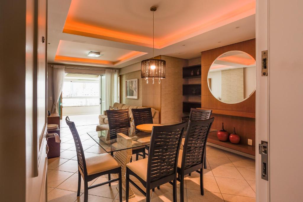 a dining room with a table and chairs at Apartamento Espinoza in Balneário Camboriú