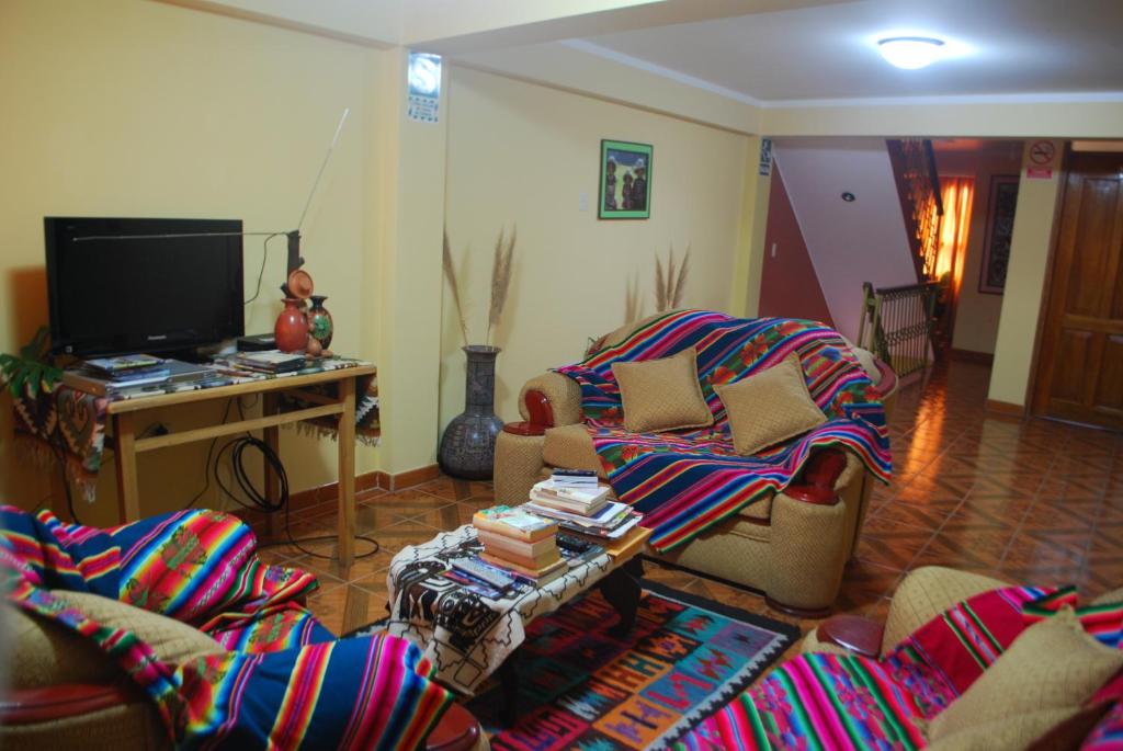 TV a/nebo společenská místnost v ubytování Morales Guest House