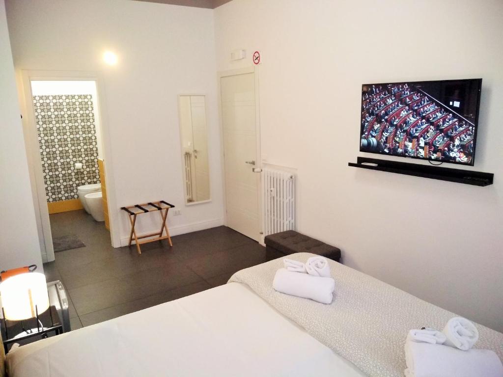 A bed or beds in a room at Casa Italiano - BestBnB Garbatella