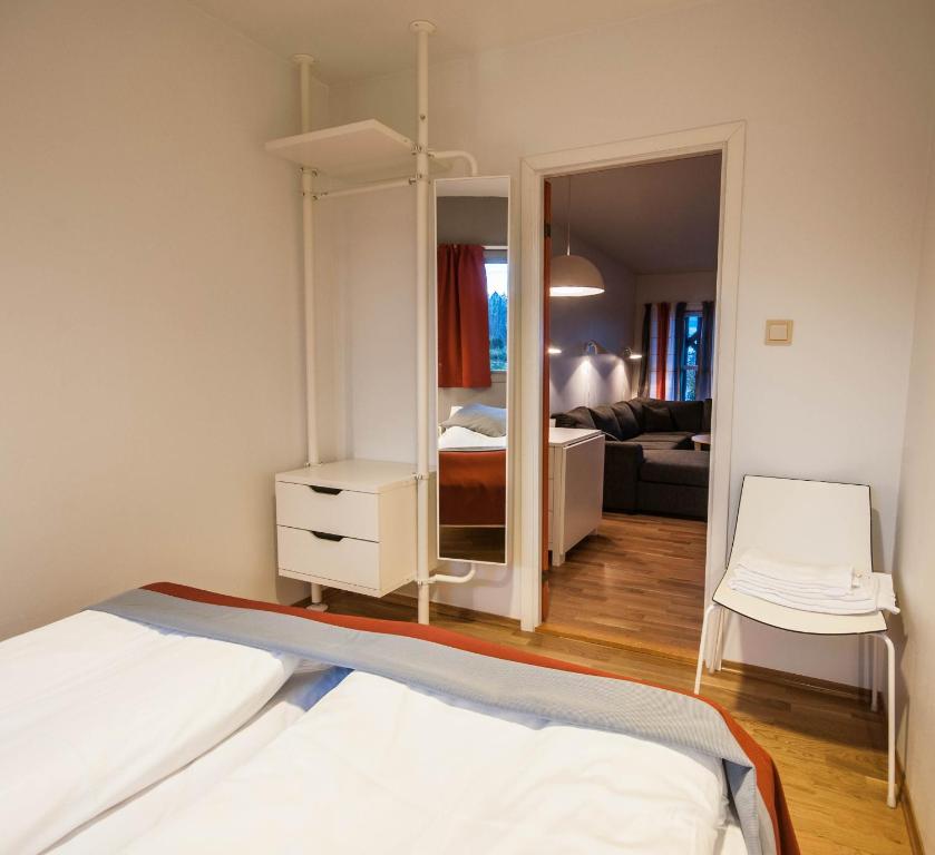 Postel nebo postele na pokoji v ubytování Dolmsundet Hotell Hitra