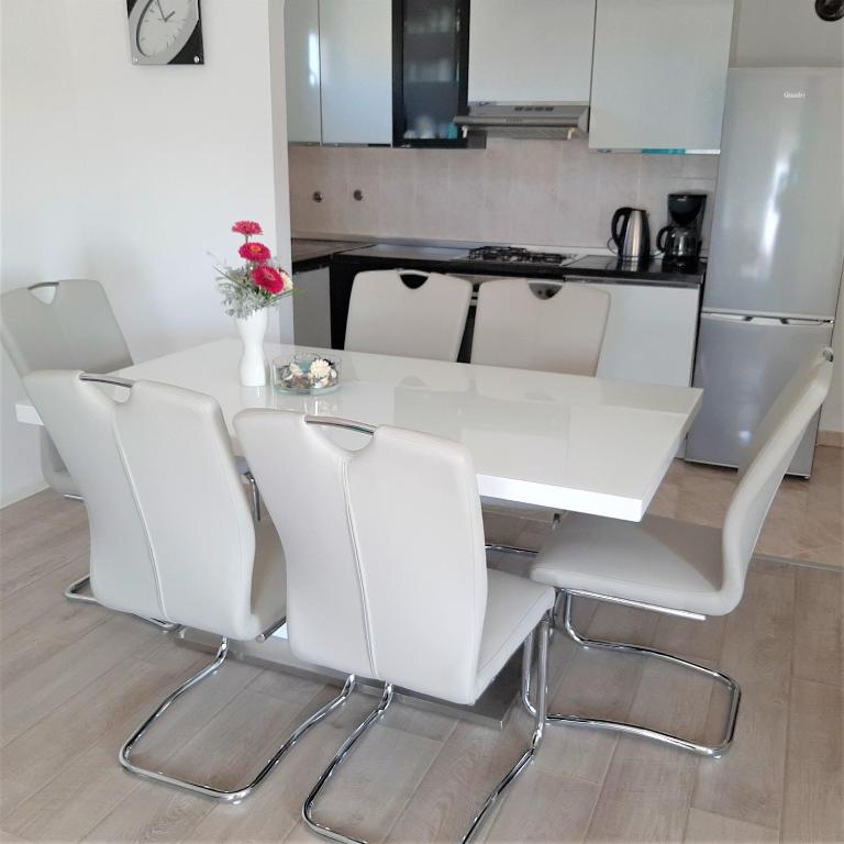 Kuchnia lub aneks kuchenny w obiekcie Apartments"Nika" with private pool