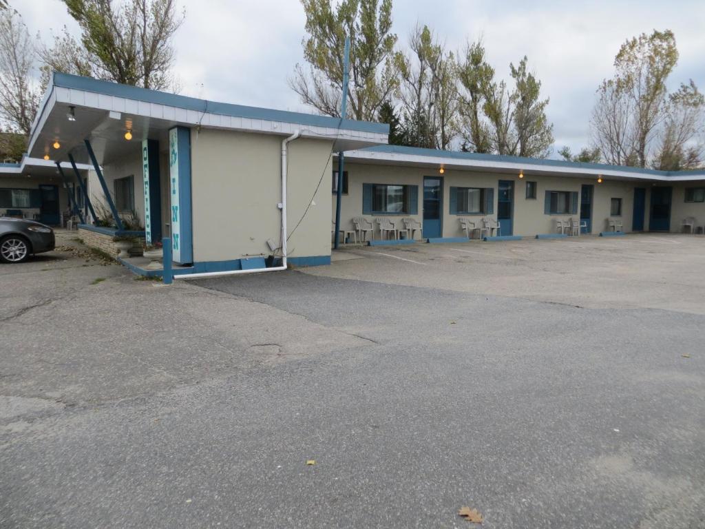 an empty parking lot in front of a building at Trapper's Choice Inn & Restaurant in Parry Sound