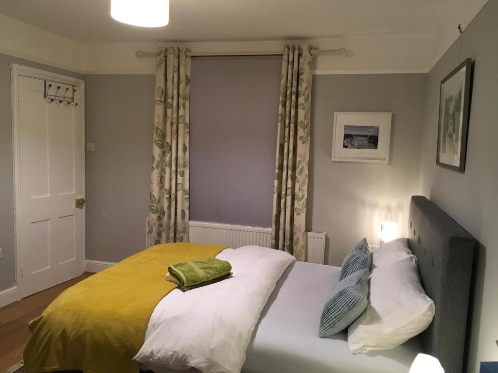 Una cama o camas en una habitación de Tranquil, luxurious double bedroom, en-suite, cosy private lounge, woodburner & your own front door