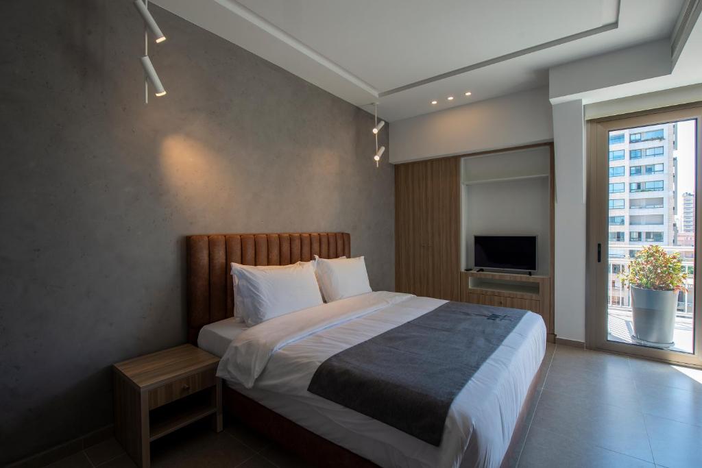Postel nebo postele na pokoji v ubytování ZUR Studios and Suites