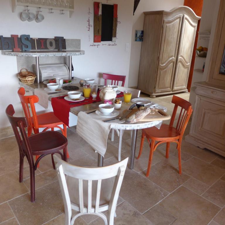 Kuchyň nebo kuchyňský kout v ubytování Maison d'hôtes Une hirondelle en Provence