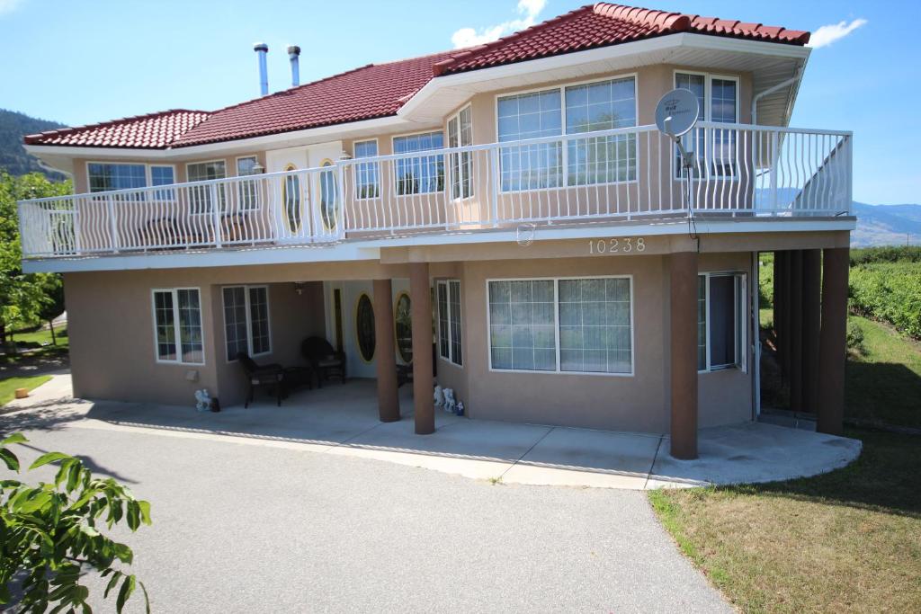 ein großes Haus mit einer Terrasse und einem Balkon in der Unterkunft Sonora Desert Inn in Osoyoos