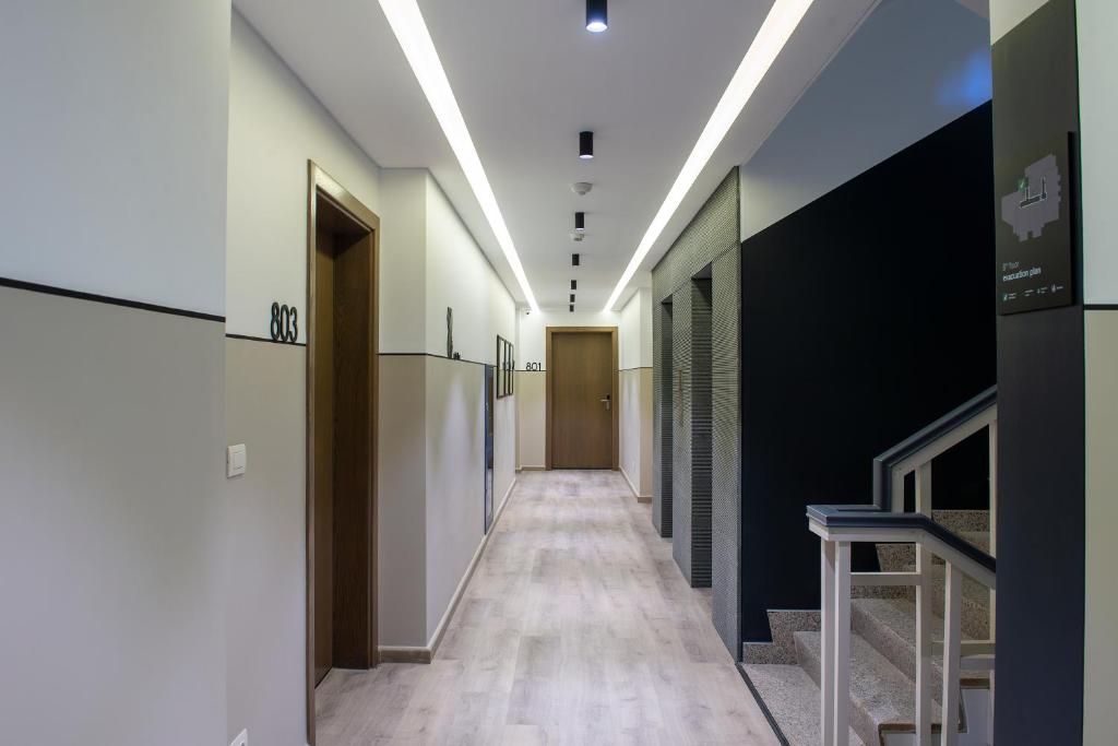 TV a/nebo společenská místnost v ubytování ZUR Studios and Suites