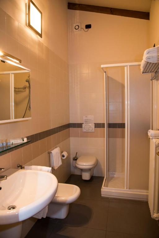 Koupelna v ubytování Parini Hotel